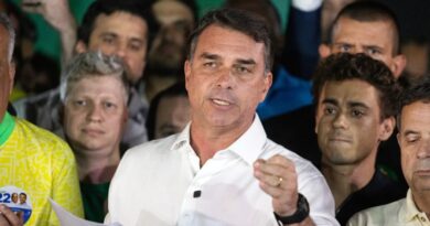 Investigan una presunta fuga de Flávio Bolsonaro de Brasil